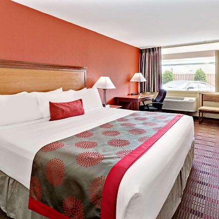 Ramada By Wyndham Baltimore West Exterior foto