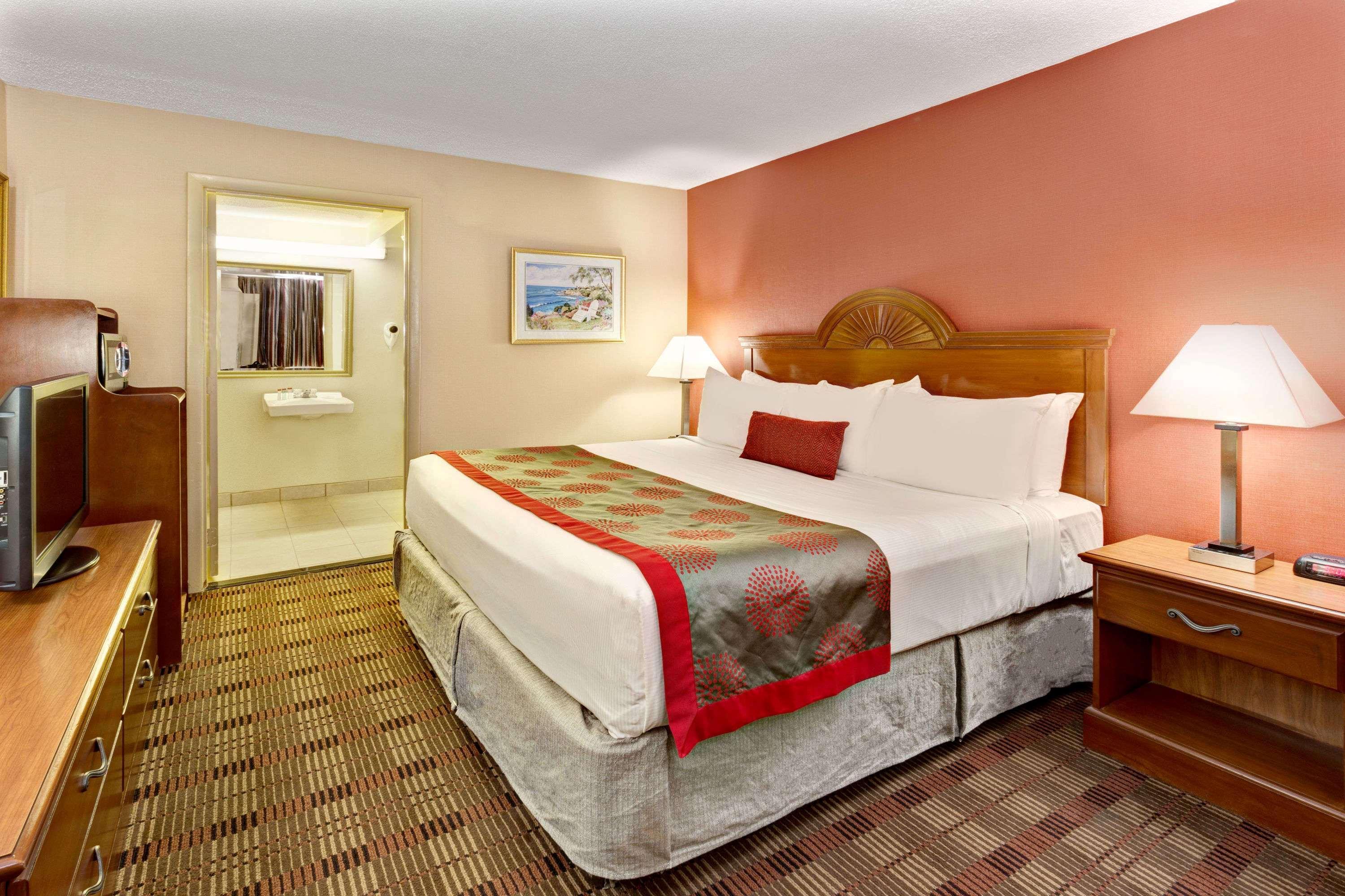 Ramada By Wyndham Baltimore West Exterior foto