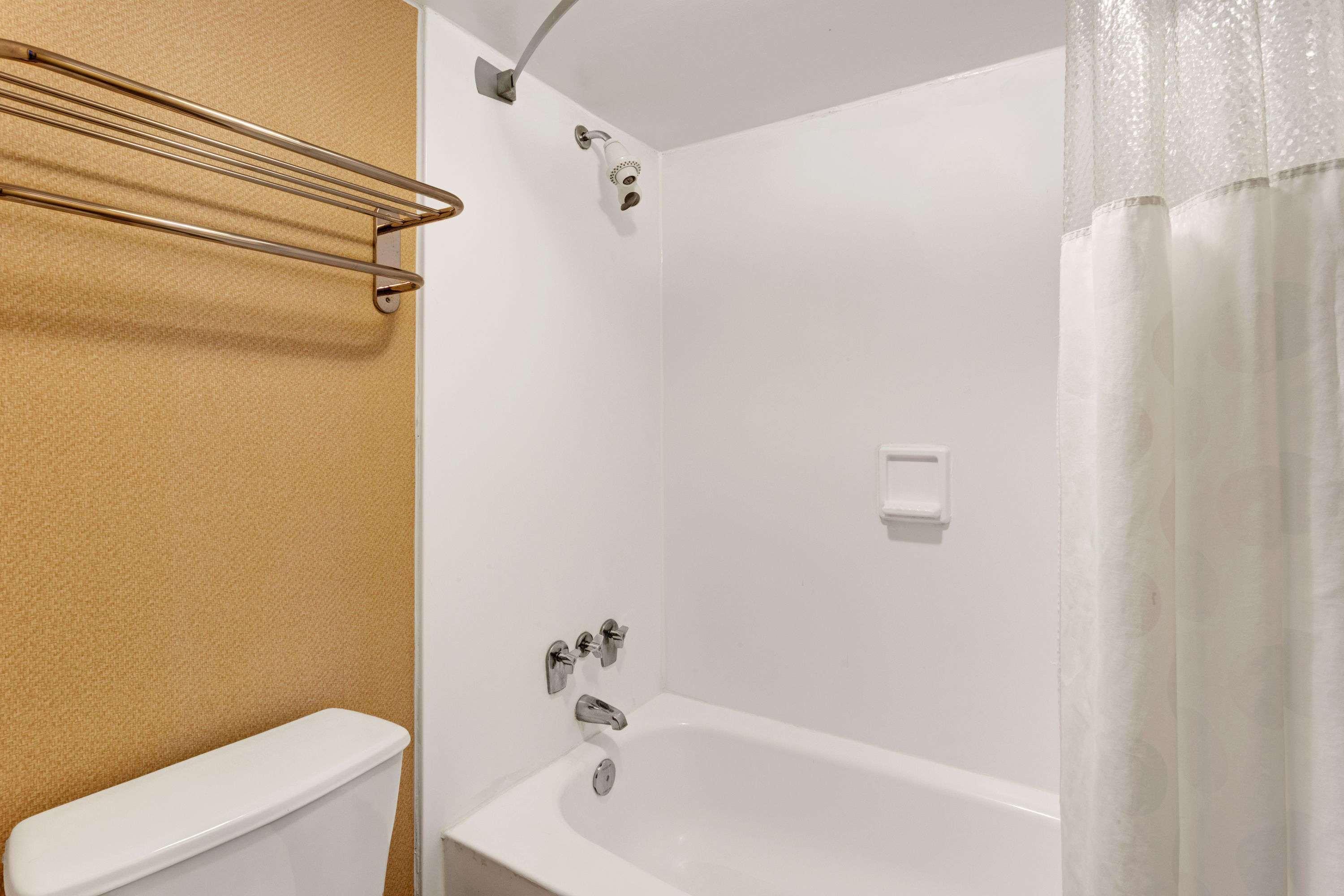 Ramada By Wyndham Baltimore West Exterior foto